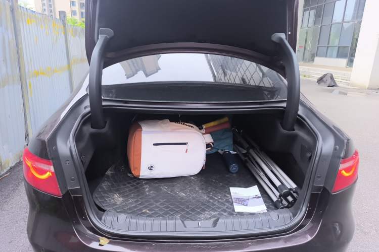 Used Jaguar XFL 2020 XFL 2.0T P200 Two-Wheel-Drive Windflower Edition Trunk