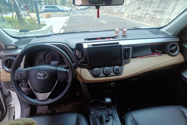 Used Toyota RAV4 2016 2.0L CVT Two-Wheel Drive Urban Edition China V Standard Center Console