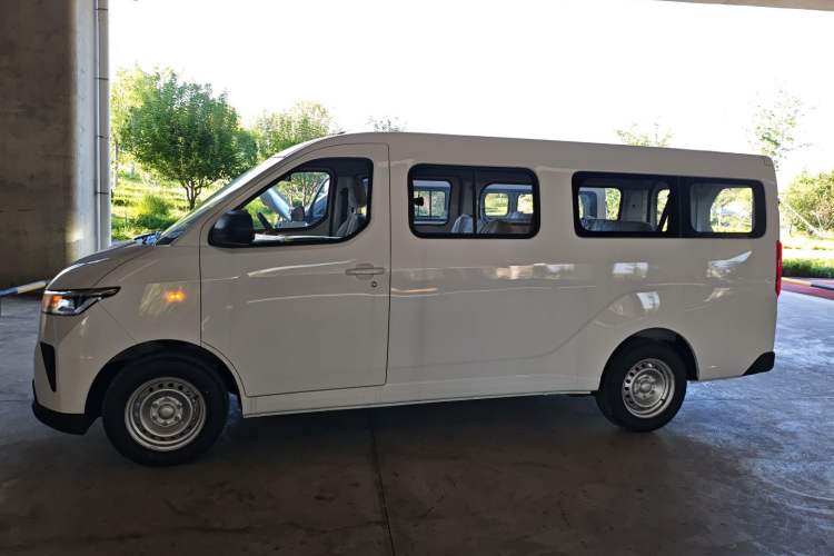 Used Wuling Yangguang 2024 300KM Comfort Version Passenger Van 75kW