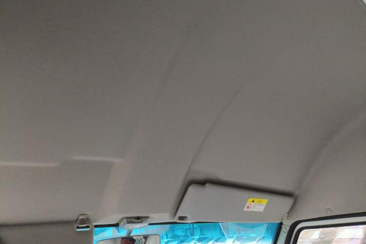 Used Iveco Daily 2021 2.5T A35 M1 Passenger Van 5-9 Seater Short Wheelbase Mid-Roof Design Dual Tires Manual Doors
