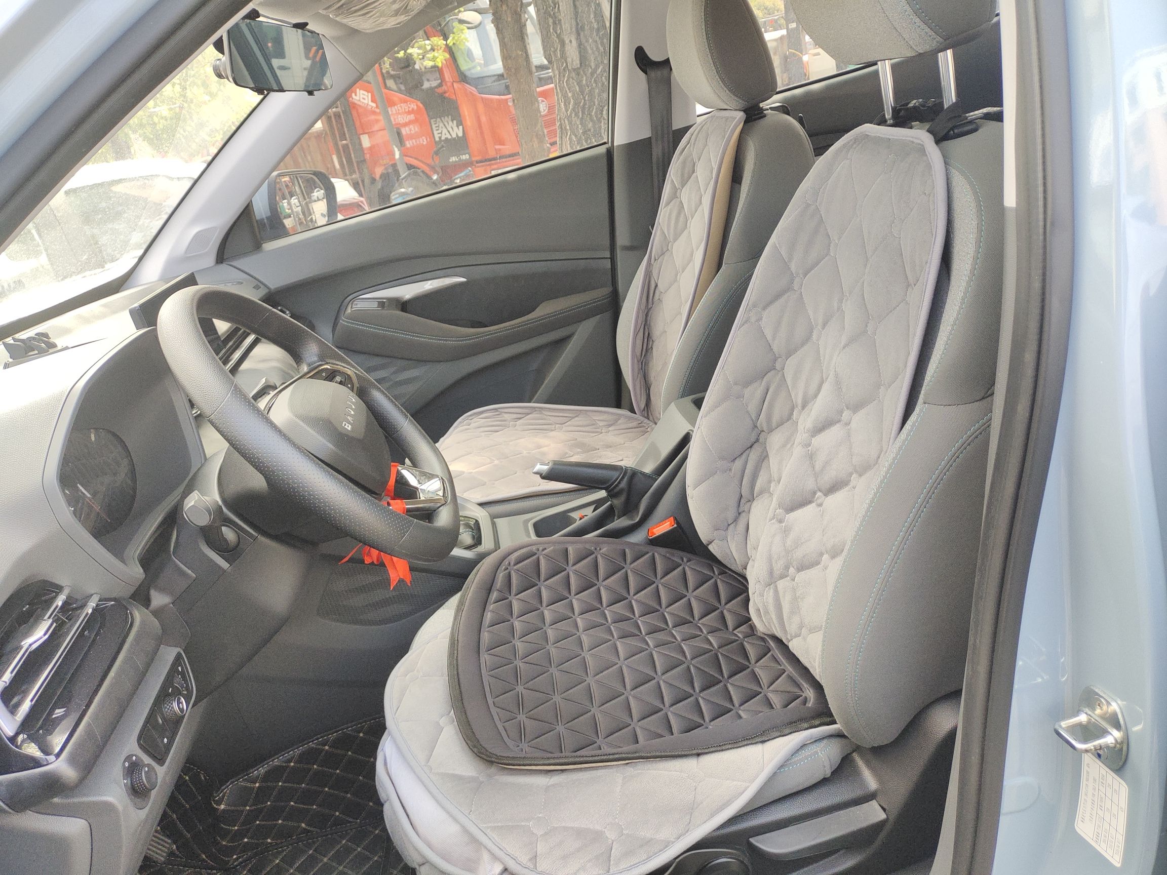 Переднее сиденье в автомобиле