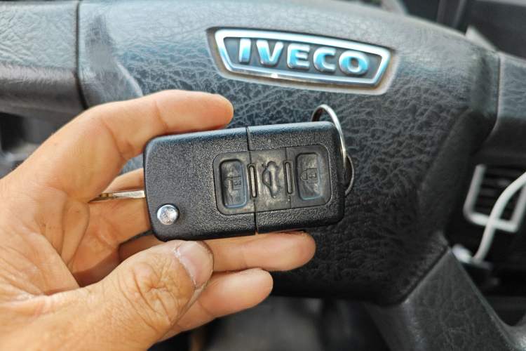 Used Iveco Daily 2021 2.8T V40 VAN厢式 Cargo Van 3-Seater Long Wheelbase Mid-Roof Design Dual Tires Manual Door Vehicle Key