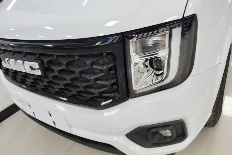 Used JMC Fushun 2023 2.0T Automatic Short-Wheelbase Low-Roof Commercial & Multi-Purpose Passenger Vehicle 6-Seater with Dual-Opening Tailgate