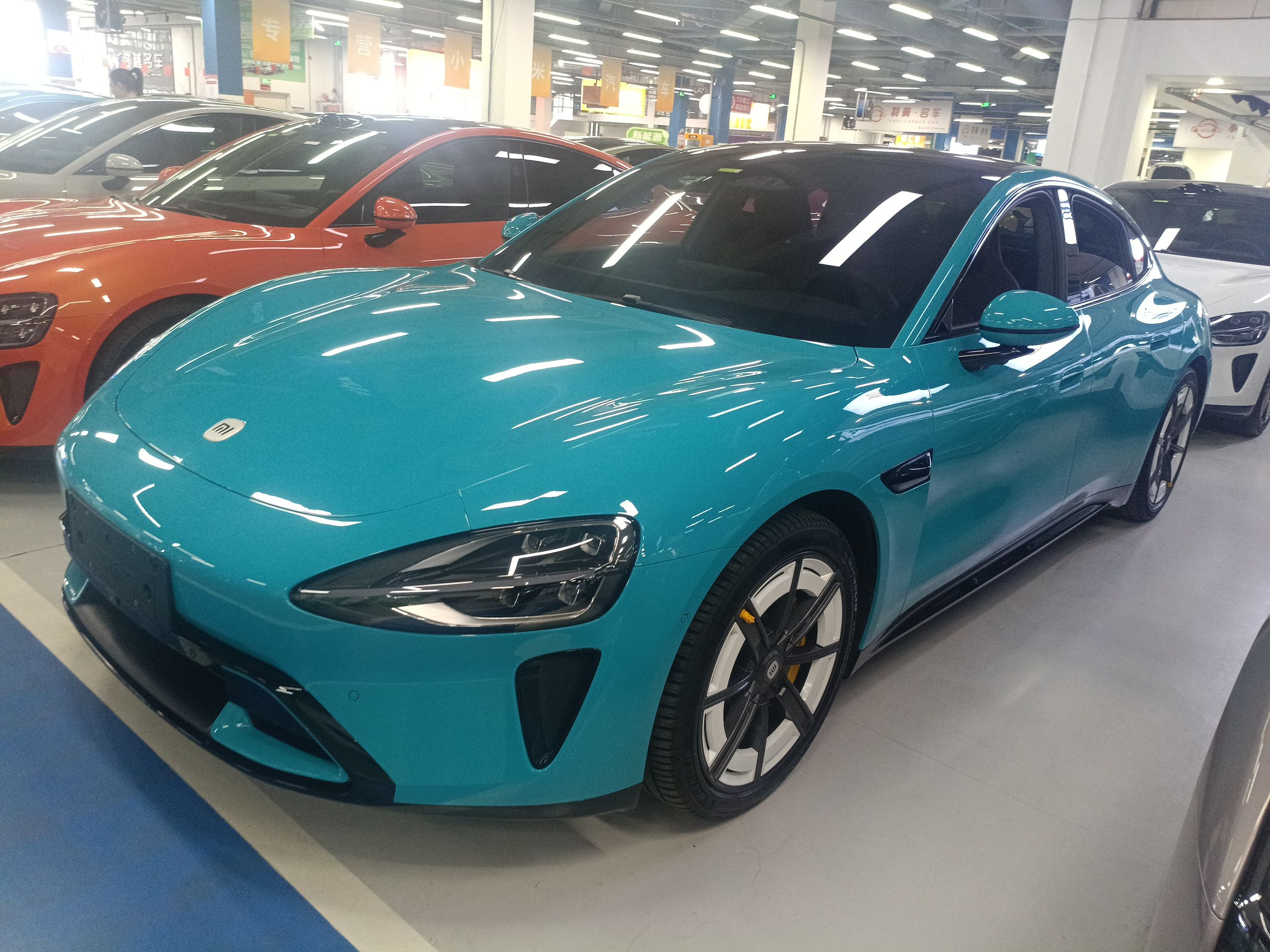 Под передней частью автомобиля