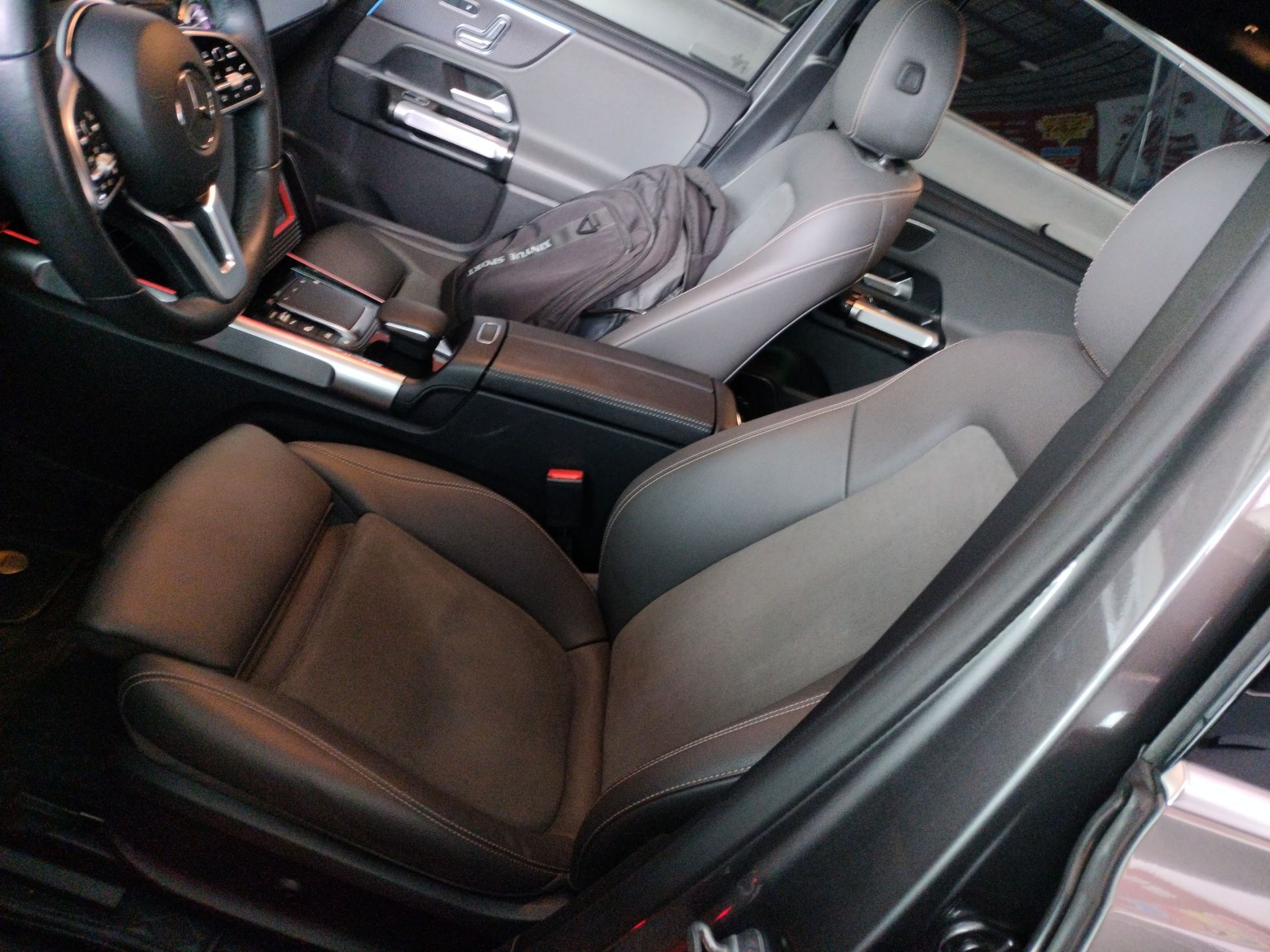 المقاعد الأمامية داخل السيارة