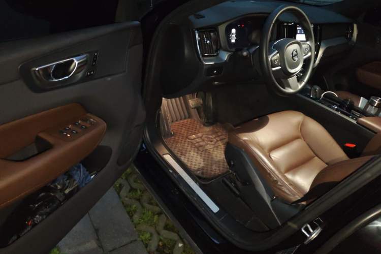 Used Volvo XC60 2024 B5 4x4 Smart Luxury Edition Driver Seat