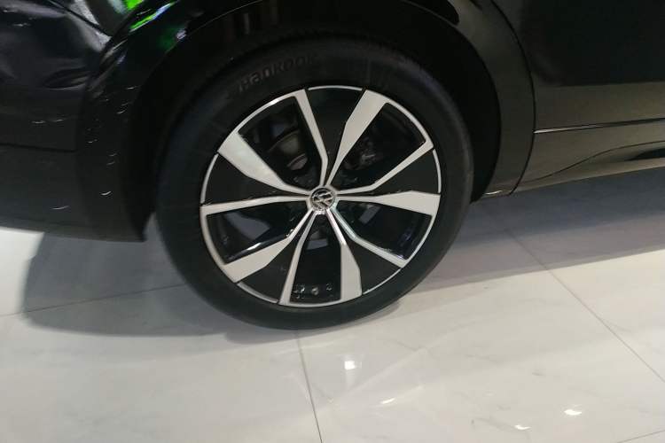 Used Volkswagen Tavendor 2025 Model 380TSI Four-Wheel Drive R-Line Pilgrimage Zhongxiang Edition Exterior 5