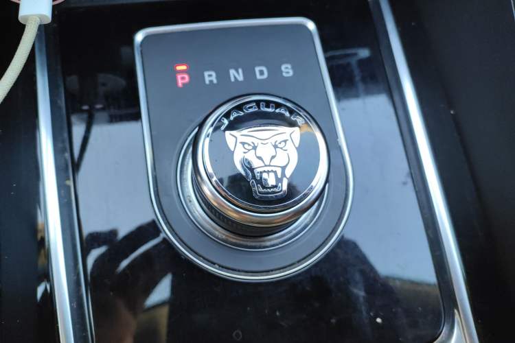 Used Jaguar F-PACE 2018 2.0T Four-Wheel Drive Urban Luxury Edition Gear Lever