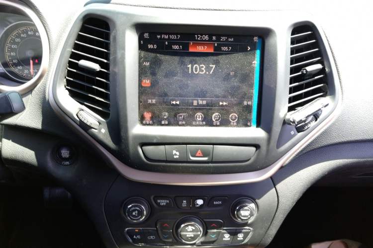 Used Jeep Cherokee 2016 2.4L Leading Smart Version Audio And AC Panel