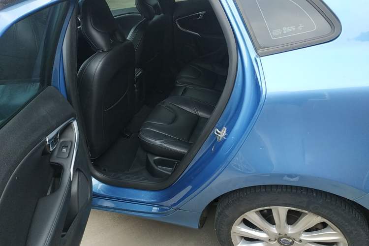 Used Volvo V40 2016 T3 Zhiyi Edition
