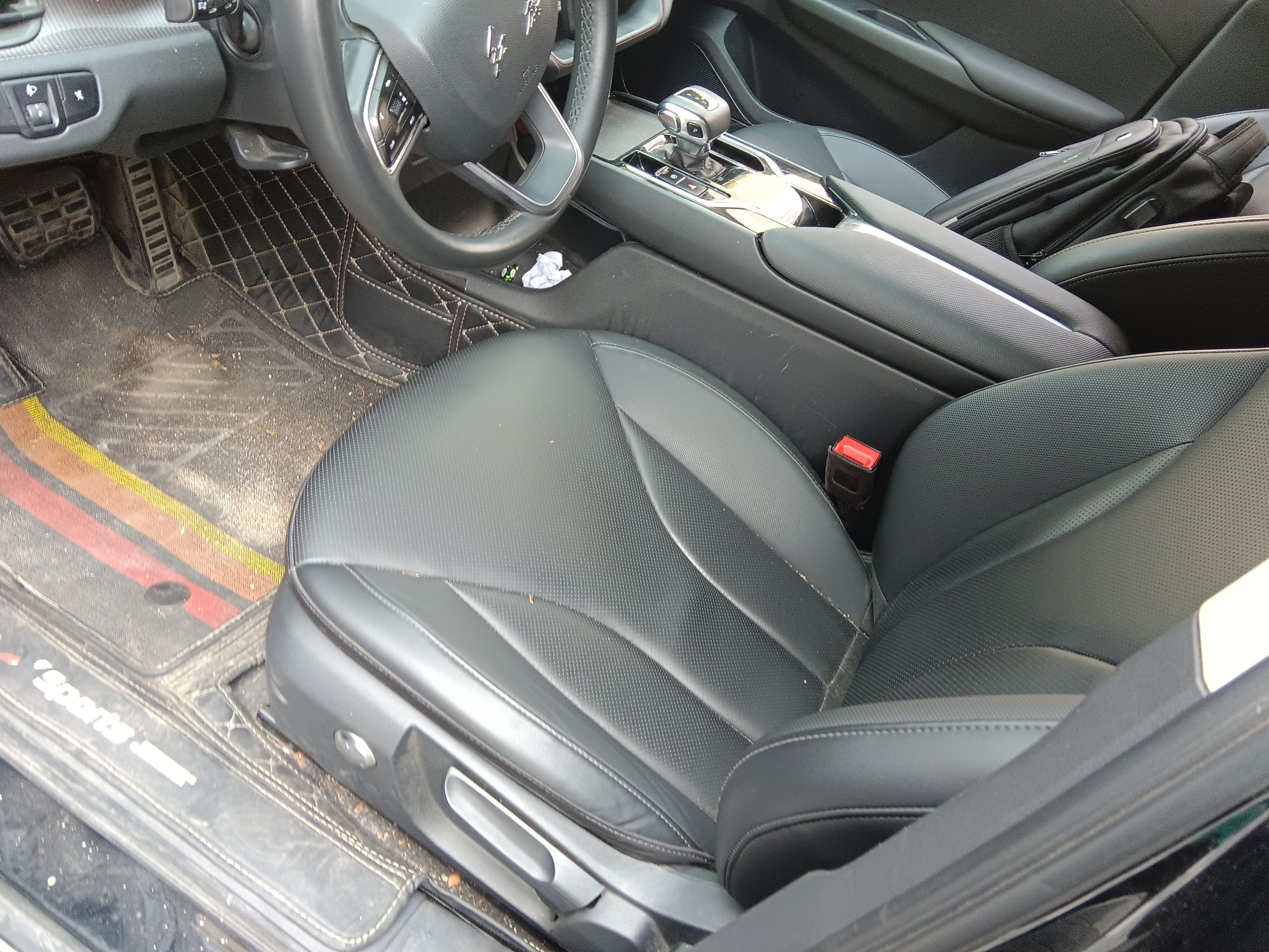 المقاعد الأمامية داخل السيارة