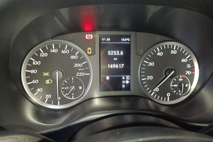 Used Mercedes-Benz Vito 2018 2.0T Business Version China V Emission Standard Odometer Close Up