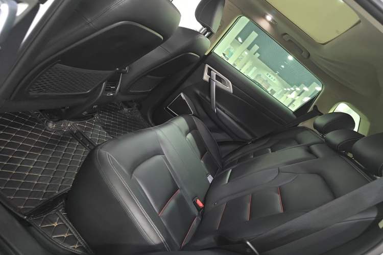 Used Geely Auto Emgrand X7 Sport 2018 1.8TD Automatic Two-Wheel Drive Smart Connect 4G Internet Edition Left Rear Seat