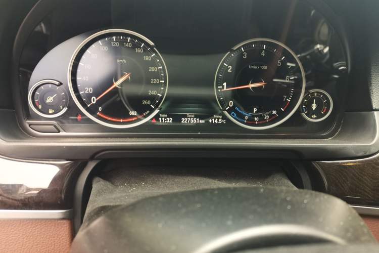 Used BMW 5 Series 2014 525Li Leading Model
