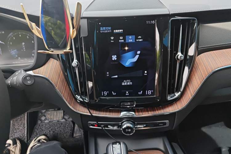 Used Volvo XC60 2021 T5 4x4 Smart Luxury Edition Audio And AC Panel