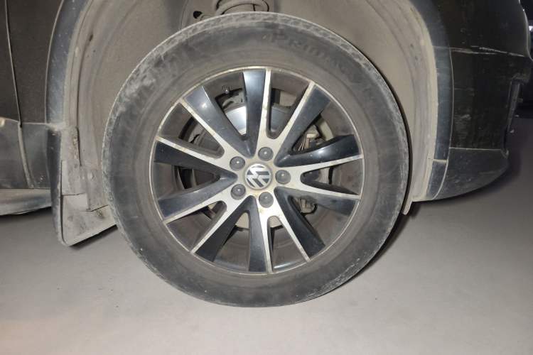 Used Volkswagen Tiguan 2015 2.0 TSI Automatic All-Wheel Drive Luxury Edition Right Front Wheel Hub