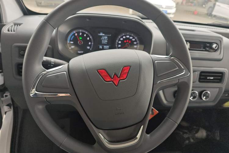 Used Wuling Yangguang 2025 Model 400km Bus Edition—Comfort Edition
