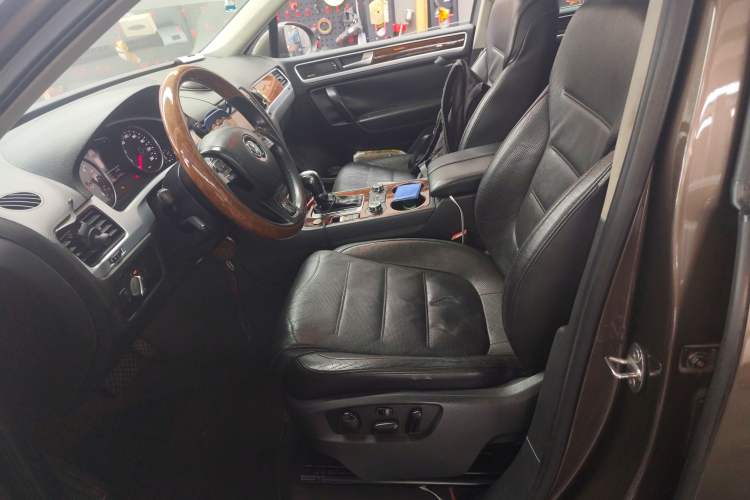 Used Volkswagen Touareg 2011 3.0 TDI Diesel Comfort Version Left Front Seat