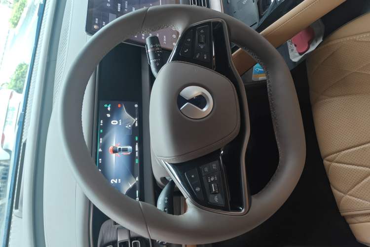 Used Denza D9 2022 DM-i 970 Four-Wheel Drive Flagship Model Steering Wheel