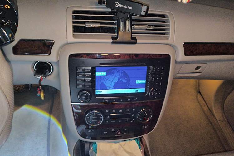 Used Mercedes-Benz R-Class 2007 R 350 L 4MATIC Audio And AC Panel