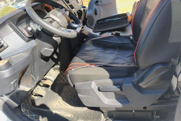 Used JMC Fushun 2023 2.0T Manual Short-Wheelbase Low-Roof Commercial Multi-Purpose Passenger Vehicle 6 Seats with Dual-Opening Tailgate