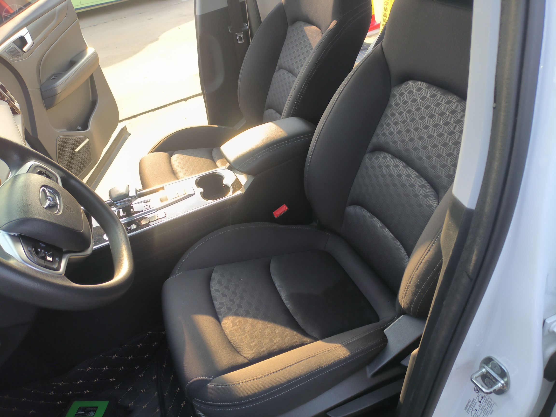 Переднее сиденье в автомобиле