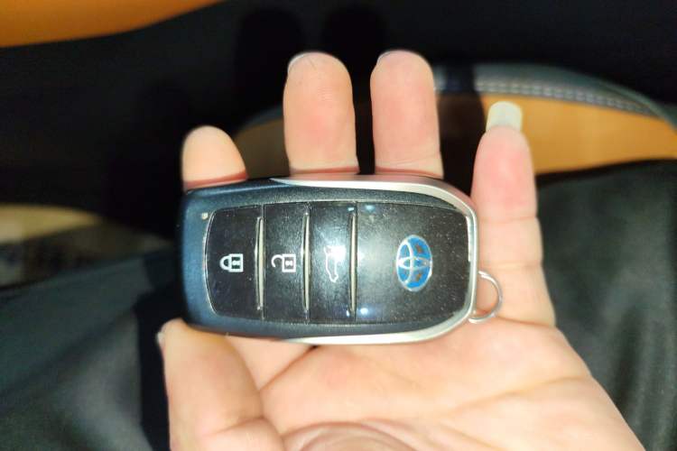 Used Toyota Venza 2022 Dual-Engine 2.5L CVT Two-Wheel Drive Prestige Edition
