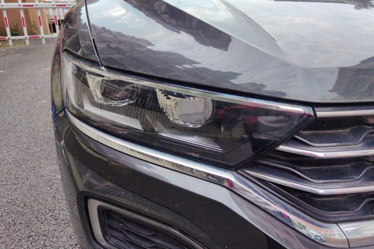 Used Volkswagen T-ROC 2019 230TSI DSG Two-Wheel-Drive Advanced Version China VI Standard Right Front Headlight