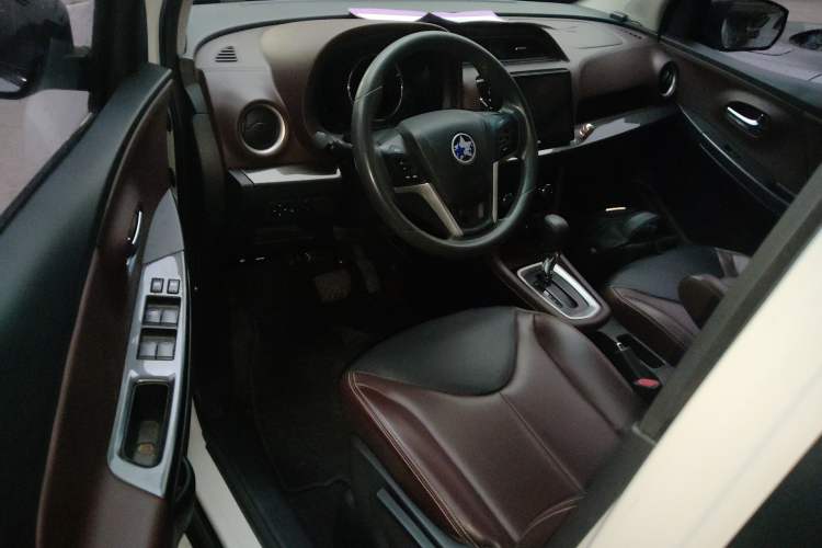 Used Venucia M50V 2017 1.6L XV CVT Deluxe Edition
