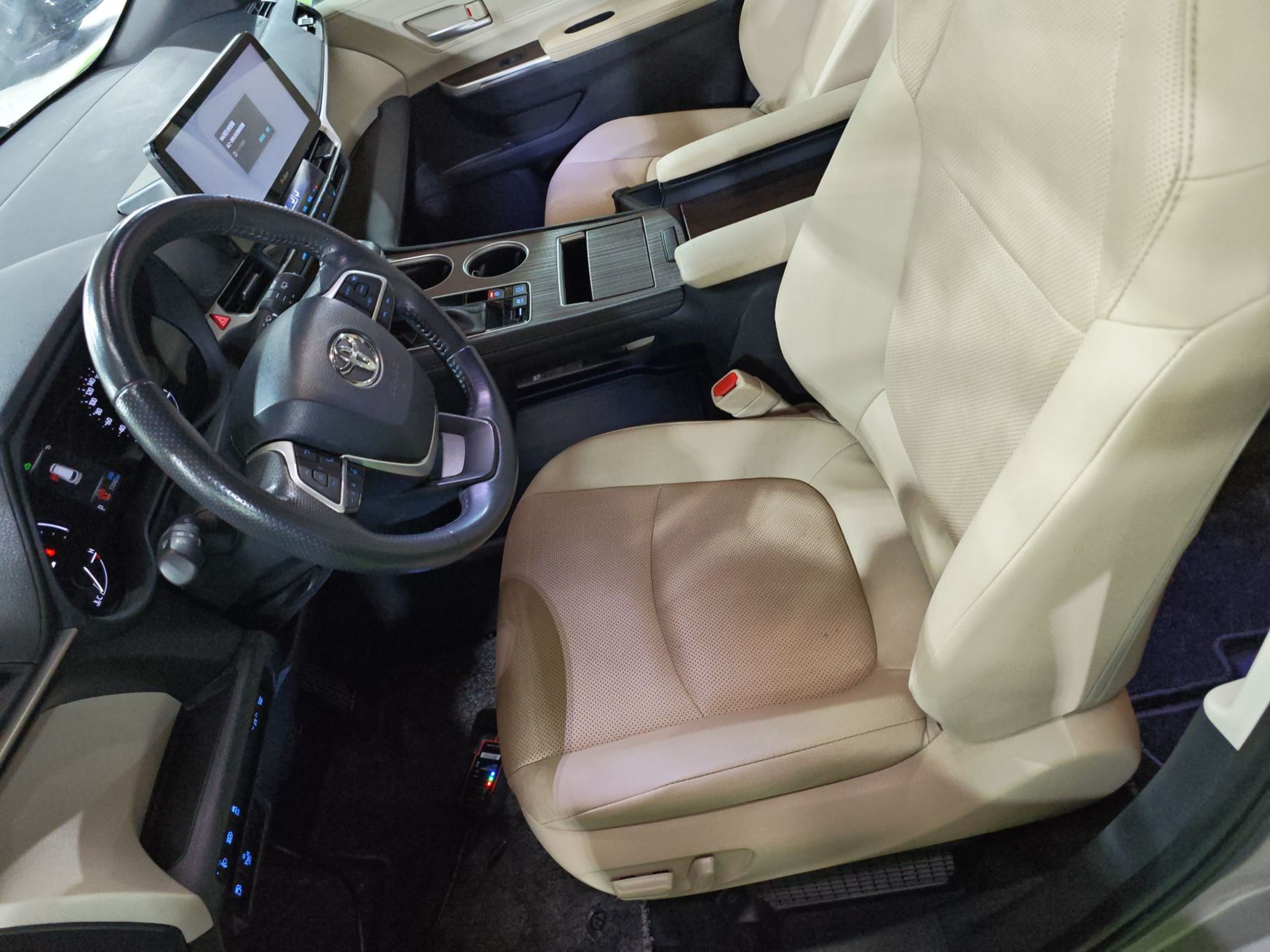 المقاعد الأمامية داخل السيارة