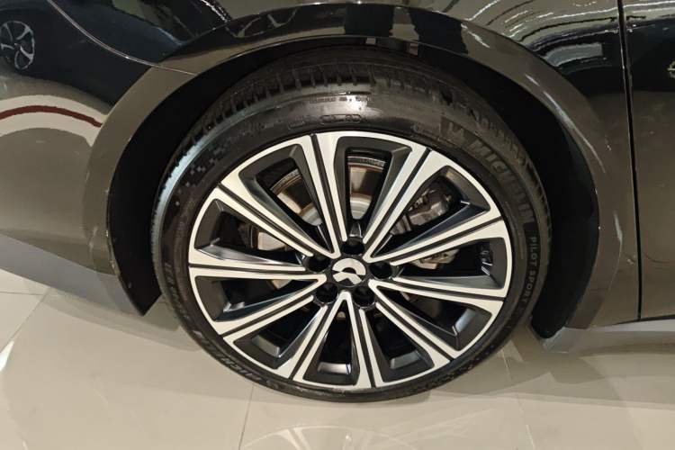 Used Nio ET7 2024 75 kWh Executive Signature Edition Right Rear Wheel Hub