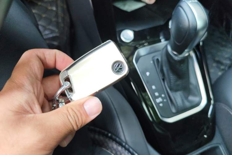 Used Volkswagen T-ROC 2022 280TSI DSG Two-Wheel Drive Comfort PLUS Interior 1