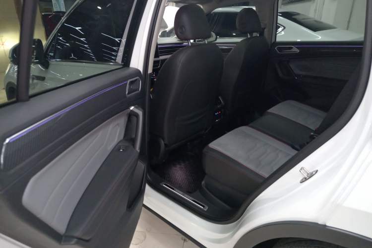 Used Volkswagen Tiguan L 2023 330TSI Automatic Two-Wheel Drive R-Line Flagship Edition Left Rear Seat