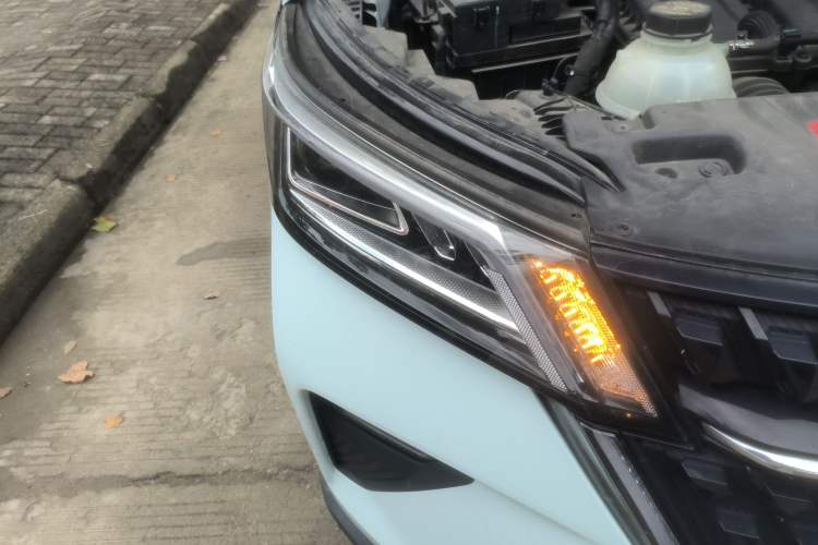 Used Wuling Asta 2022 2.0L DHT Electric-Speed Version Right Front Headlight