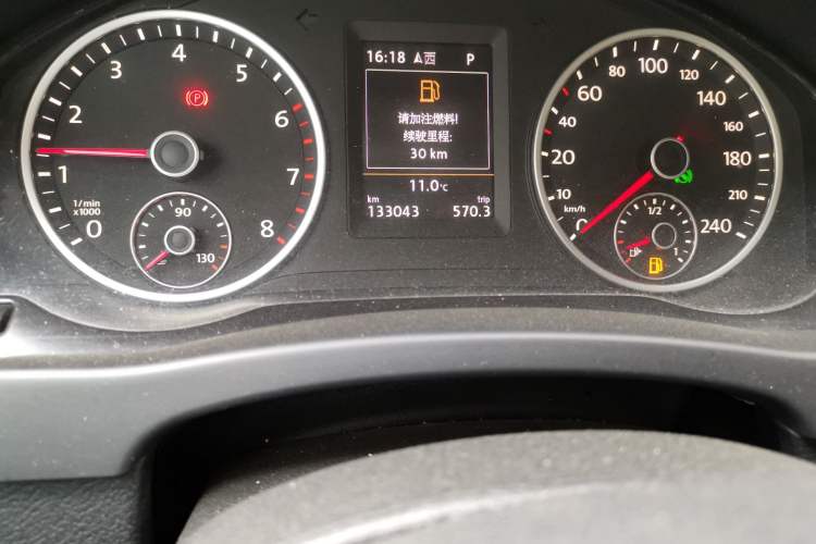 Used Volkswagen Tiguan 2015 1.8TSI Automatic All-Wheel-Drive Luxury Model Odometer Close Up