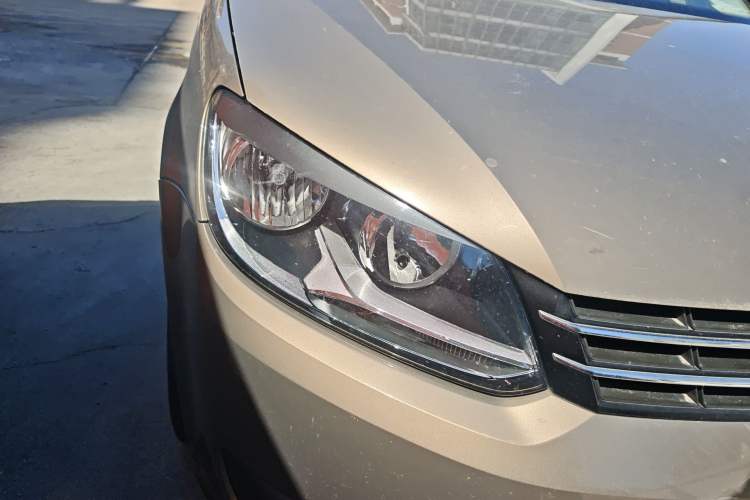 Used Volkswagen Touran 2015 1.4T Manual Fashion Edition 5-Seater Right Front Headlight