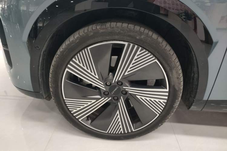 Used Lynk & Co 08 EM-P 2025 220 km All-Wheel-Drive Performance Halo
