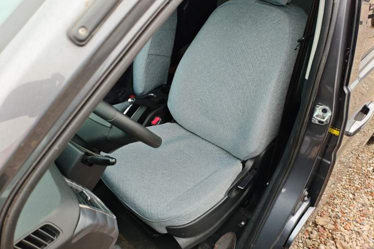 Used Jinbei Gold Hiace 2023 1.5L Passenger Vehicle Engineering Lion 5/6/7 Seater
