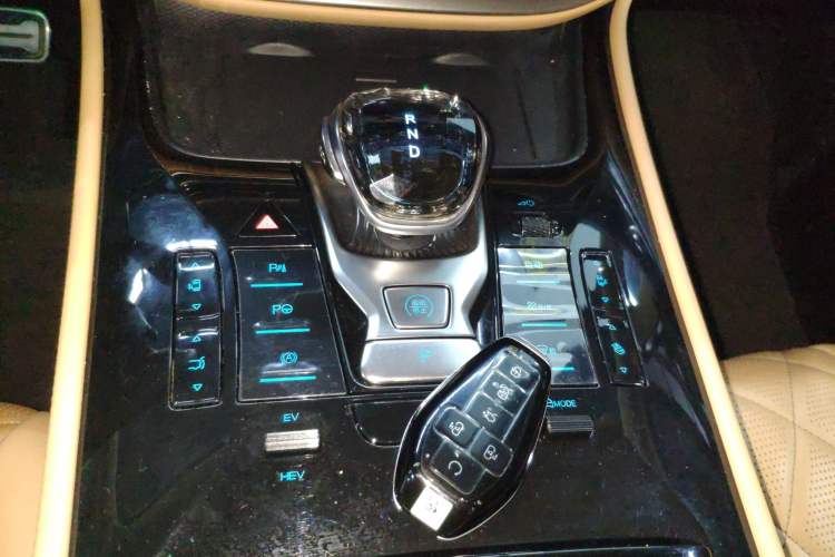 Used Denza D9 2025 DM-i Intelligent Drive 1020 Four-Wheel Drive Prestige Model