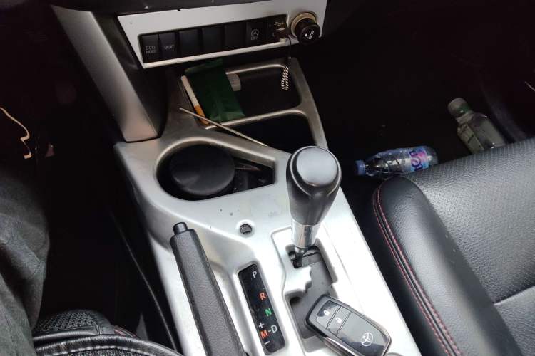 Used Toyota RAV4 2016 2.0L CVT Two-Wheel Drive Fashion Edition China V Standard Gear Lever