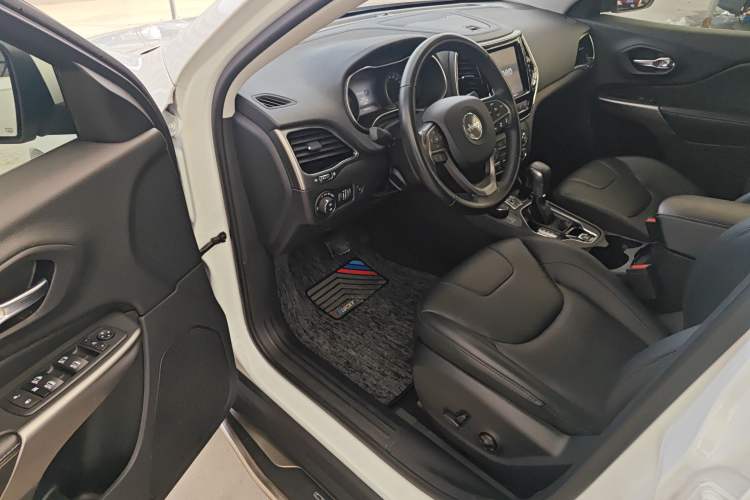 Used Jeep Cherokee 2019 2.0T Four-Wheel Drive Explorer Edition China VI Emission Standard