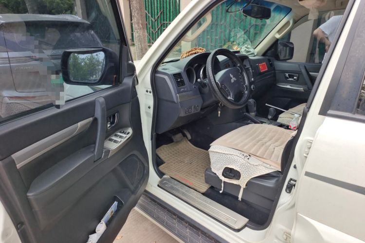Used Mitsubishi Pajero 2014 3.0L Elite Upgrade Edition Driver Seat