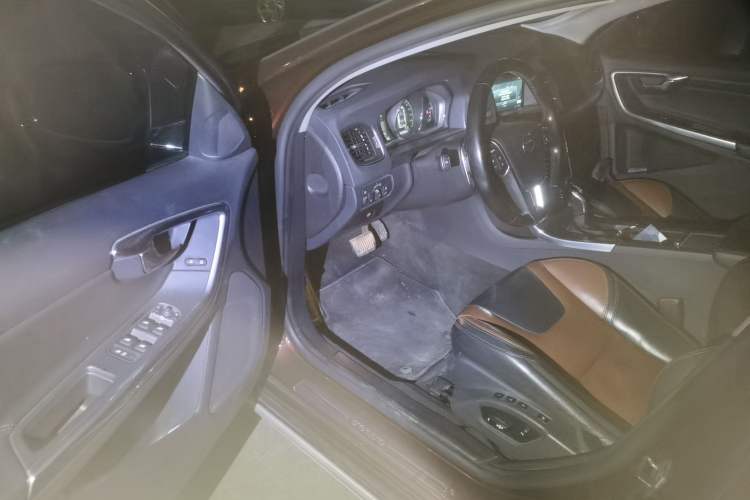 Used Volvo V60 2016 Cross Country T6 AWD
