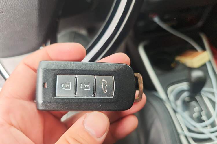 Used Mitsubishi Outlander 2019 2.4L 4x4 Zhi Xiang Edition 5 Seats China V Emission Standard Vehicle Key