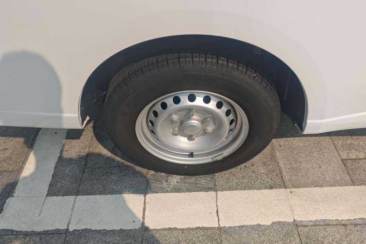 Used Wuling Yangguang 2024 300KM Comfort Version Passenger Van 75kW