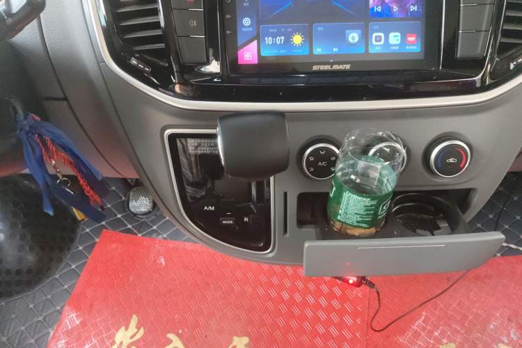 Used SAIC MAXUS Xintu V80 2021 2.0T PLUS AMT Aoyuntong Short-Wheelbase Mid-Roof 5/6-Seater Gear Lever