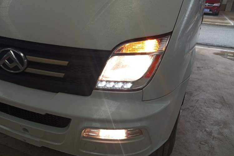 Used SAIC MAXUS Xintu V80 2021 2.0T Manual Classic City Delivery King Short Wheelbase Mid-Roof Design 3 Seats
