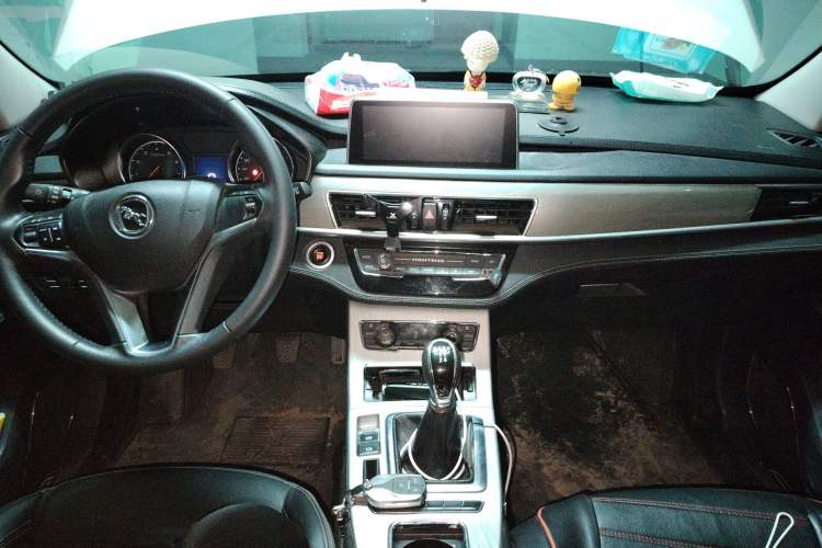 Used Hanteng X5 2018 1.5T Manual Luxury Edition Center Console