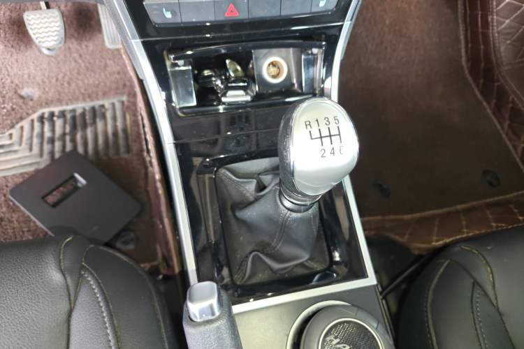 Used Haval H2 2016 Red Label 1.5T Manual Two-Wheel Drive Elite Model Gear Lever