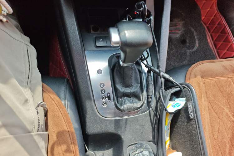 Used Volkswagen Sagitar 2011 1.6L Automatic Comfort Edition Gear Lever